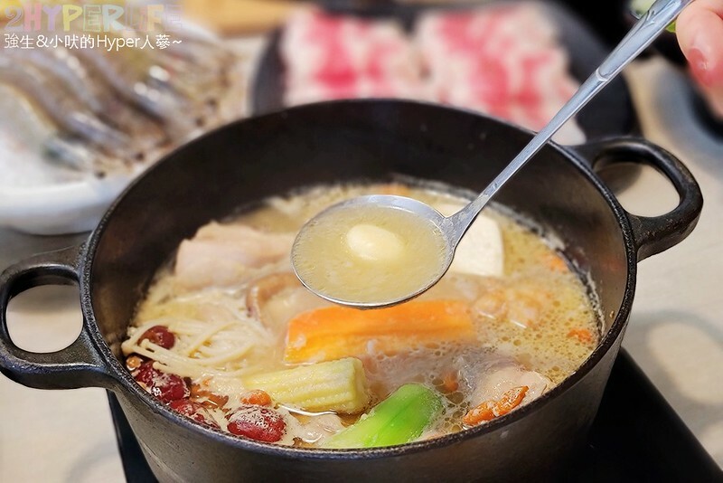 人氣台中石頭火鍋也是寵物友善火鍋店哦！石頭火鍋爆香後再上桌的古早味雞腿肉鍋超香的～