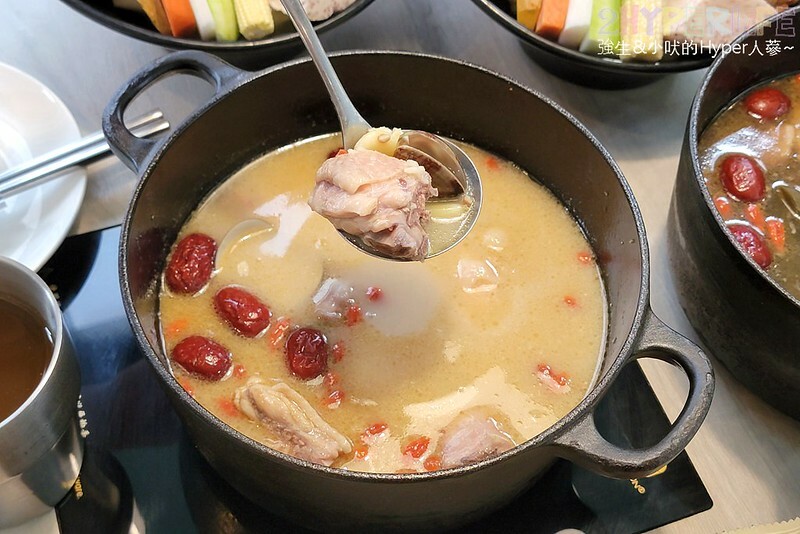 人氣台中石頭火鍋也是寵物友善火鍋店哦！石頭火鍋爆香後再上桌的古早味雞腿肉鍋超香的～