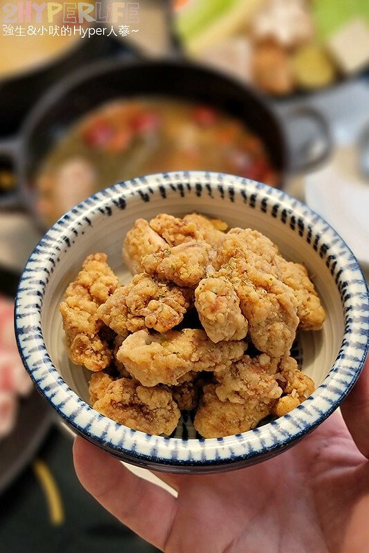 人氣台中石頭火鍋也是寵物友善火鍋店哦！石頭火鍋爆香後再上桌的古早味雞腿肉鍋超香的～