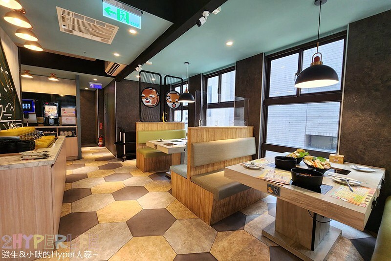 人氣台中石頭火鍋也是寵物友善火鍋店哦！石頭火鍋爆香後再上桌的古早味雞腿肉鍋超香的～