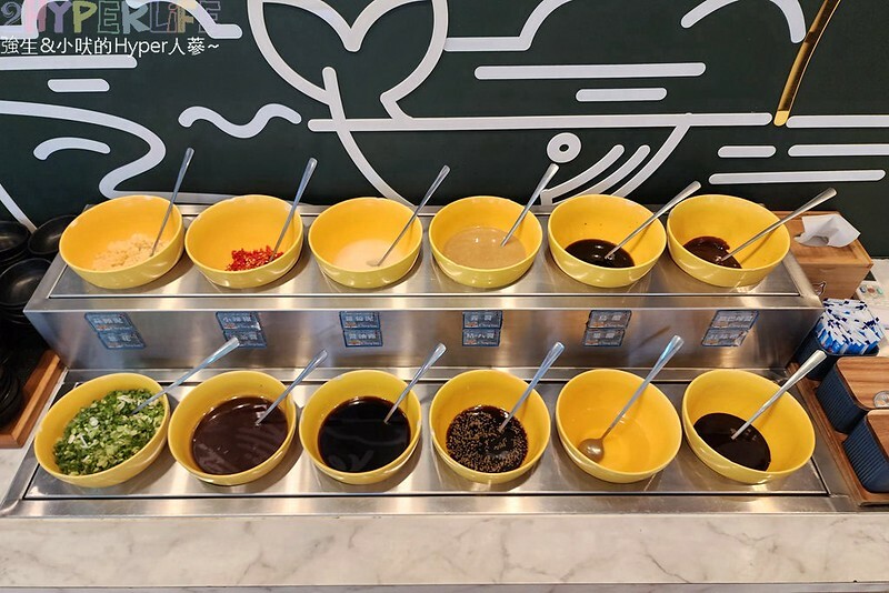 人氣台中石頭火鍋也是寵物友善火鍋店哦！石頭火鍋爆香後再上桌的古早味雞腿肉鍋超香的～