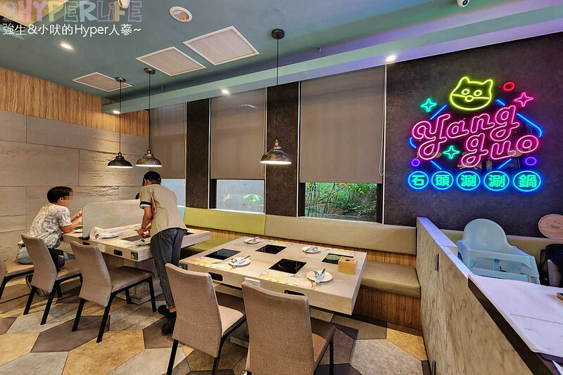 人氣台中石頭火鍋也是寵物友善火鍋店哦！石頭火鍋爆香後再上桌的古早味雞腿肉鍋超香的～