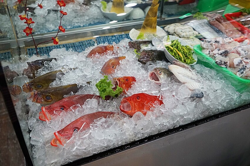 一年四季都能吃到活蟹料理！招牌燒鵝、潮汕砂鍋粥、各式熱炒通通有，聚餐就來這！！