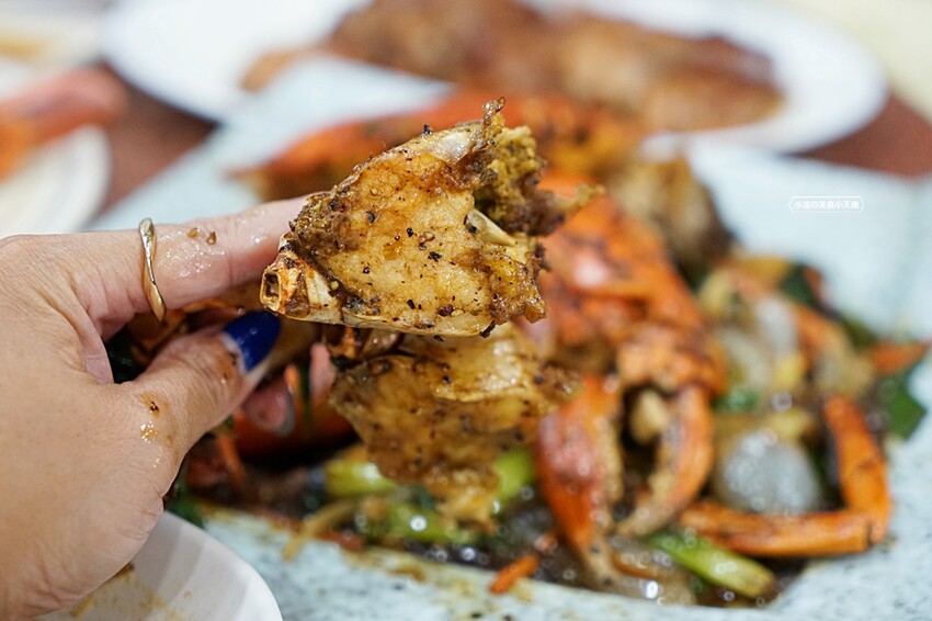 一年四季都能吃到活蟹料理！招牌燒鵝、潮汕砂鍋粥、各式熱炒通通有，聚餐就來這！！