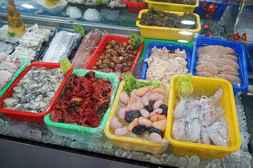 一年四季都能吃到活蟹料理！招牌燒鵝、潮汕砂鍋粥、各式熱炒通通有，聚餐就來這！！