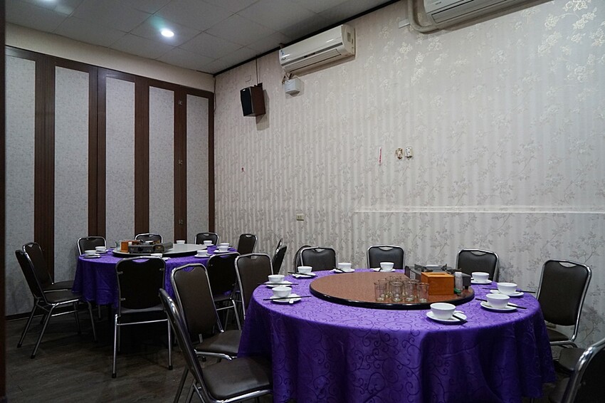 一年四季都能吃到活蟹料理！招牌燒鵝、潮汕砂鍋粥、各式熱炒通通有，聚餐就來這！！