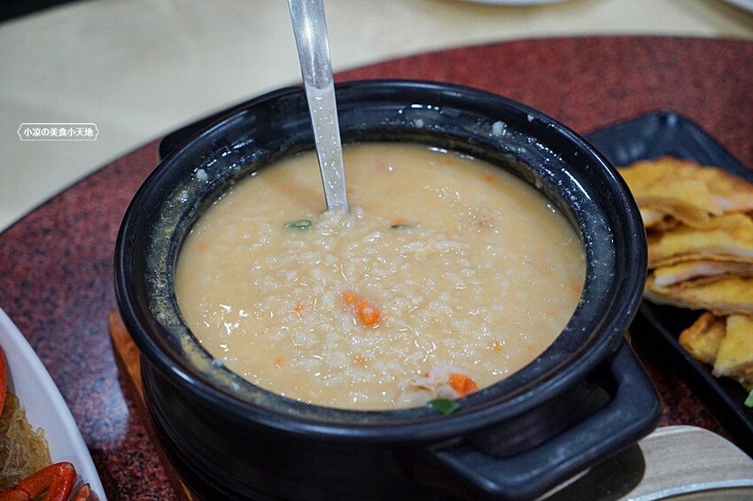 一年四季都能吃到活蟹料理！招牌燒鵝、潮汕砂鍋粥、各式熱炒通通有，聚餐就來這！！