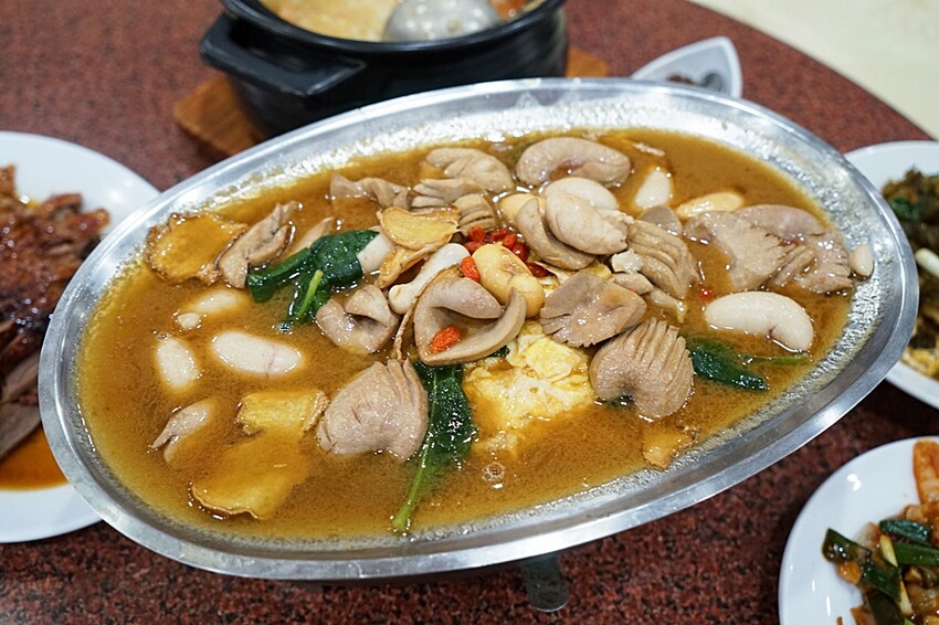 一年四季都能吃到活蟹料理！招牌燒鵝、潮汕砂鍋粥、各式熱炒通通有，聚餐就來這！！