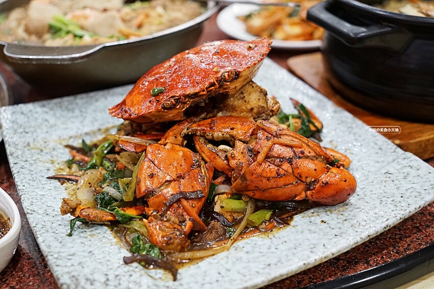 一年四季都能吃到活蟹料理！招牌燒鵝、潮汕砂鍋粥、各式熱炒通通有，聚餐就來這！！