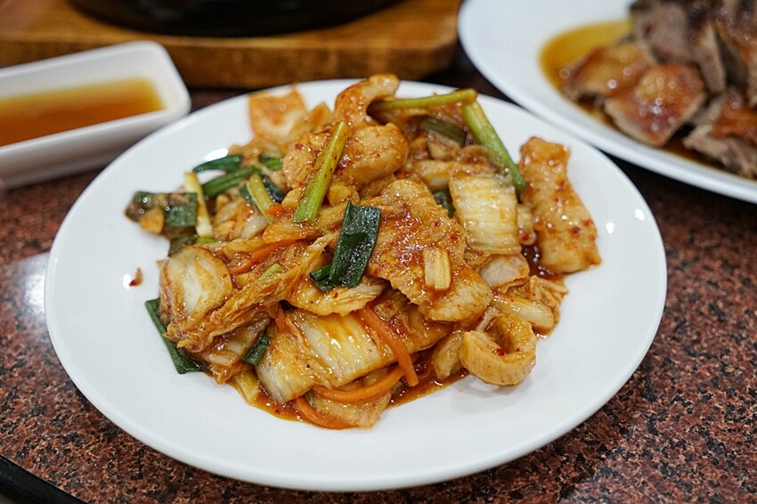 一年四季都能吃到活蟹料理！招牌燒鵝、潮汕砂鍋粥、各式熱炒通通有，聚餐就來這！！