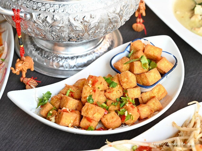 曼谷皇朝泰式料理|台中高CP值泰式餐廳,免收服務費,平日午餐桌菜再享85折~