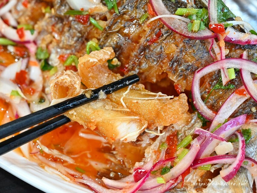 曼谷皇朝泰式料理|台中高CP值泰式餐廳,免收服務費,平日午餐桌菜再享85折~