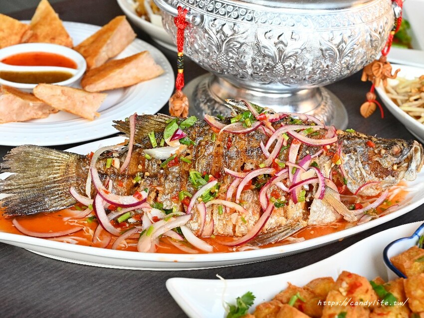 曼谷皇朝泰式料理|台中高CP值泰式餐廳,免收服務費,平日午餐桌菜再享85折~