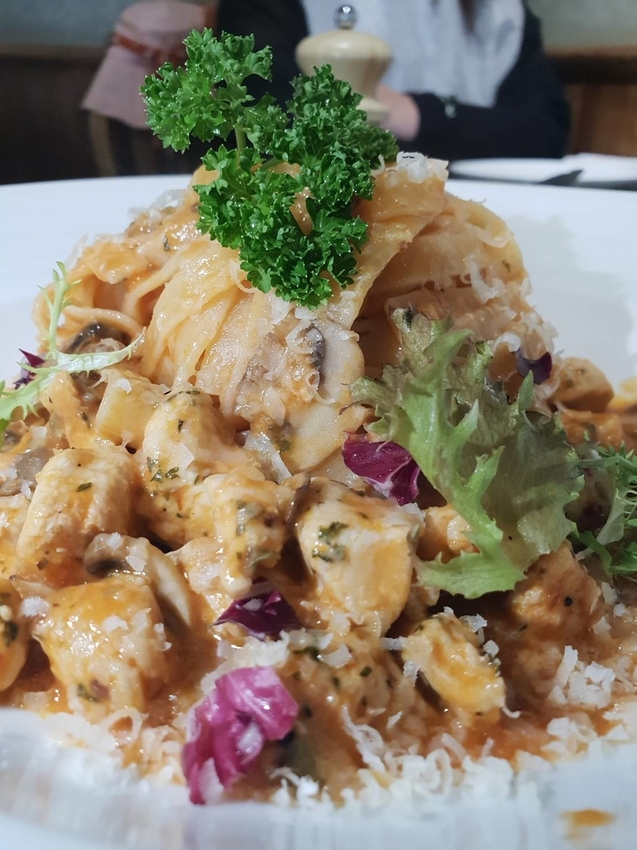 【花蓮.市區】龍私廚義式餐廳寵物友善。推濃情巧克力蝦+馬鈴薯做的麵疙瘩+糖炒杏仁奶油冰霜。超獨特口味