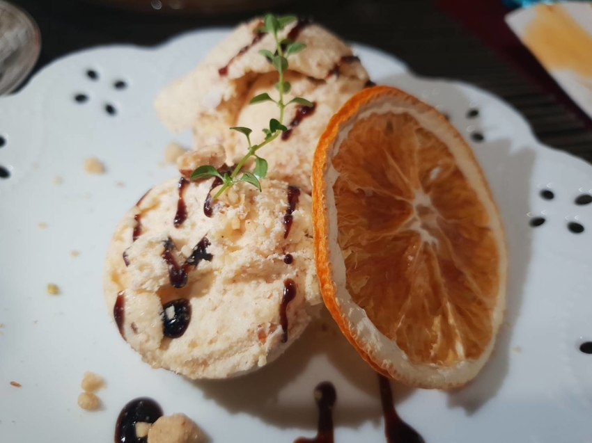 【花蓮.市區】龍私廚義式餐廳寵物友善。推濃情巧克力蝦+馬鈴薯做的麵疙瘩+糖炒杏仁奶油冰霜。超獨特口味