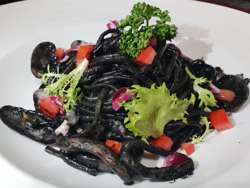 【花蓮.市區】龍私廚義式餐廳寵物友善。推濃情巧克力蝦+馬鈴薯做的麵疙瘩+糖炒杏仁奶油冰霜。超獨特口味