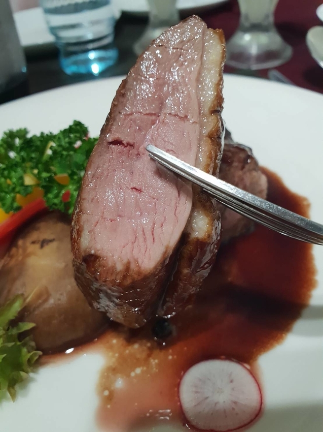 【花蓮.市區】龍私廚義式餐廳寵物友善。推濃情巧克力蝦+馬鈴薯做的麵疙瘩+糖炒杏仁奶油冰霜。超獨特口味