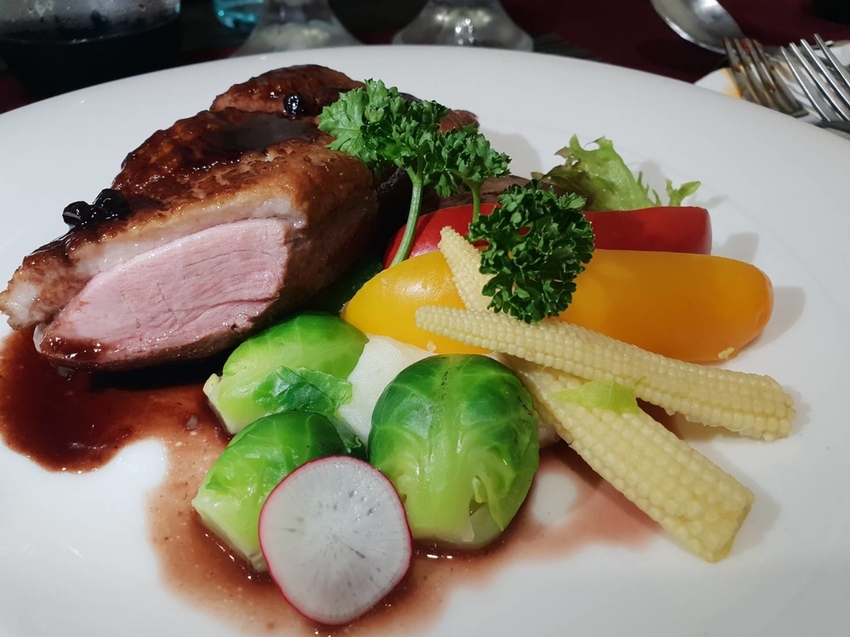 【花蓮.市區】龍私廚義式餐廳寵物友善。推濃情巧克力蝦+馬鈴薯做的麵疙瘩+糖炒杏仁奶油冰霜。超獨特口味