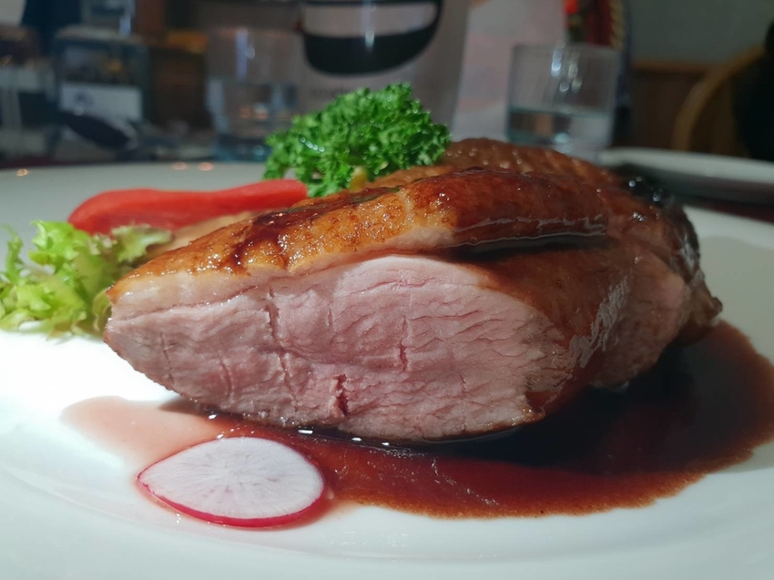 【花蓮.市區】龍私廚義式餐廳寵物友善。推濃情巧克力蝦+馬鈴薯做的麵疙瘩+糖炒杏仁奶油冰霜。超獨特口味