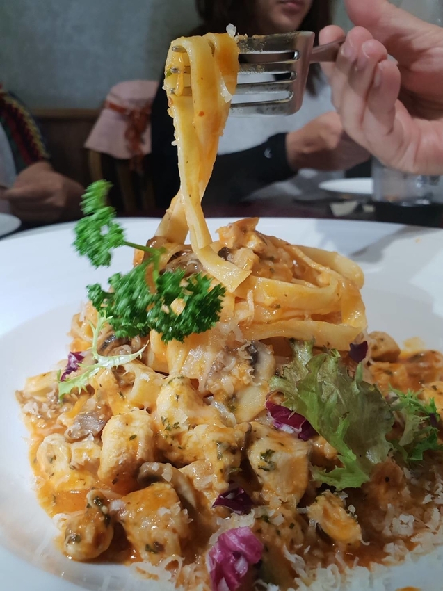 【花蓮.市區】龍私廚義式餐廳寵物友善。推濃情巧克力蝦+馬鈴薯做的麵疙瘩+糖炒杏仁奶油冰霜。超獨特口味