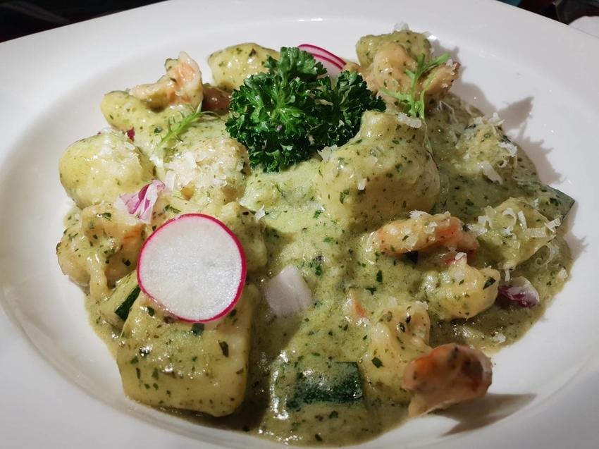 【花蓮.市區】龍私廚義式餐廳寵物友善。推濃情巧克力蝦+馬鈴薯做的麵疙瘩+糖炒杏仁奶油冰霜。超獨特口味