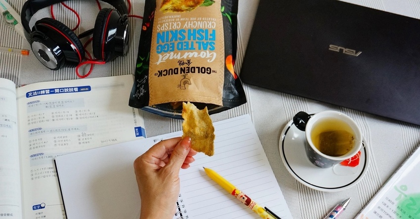 豪享吃金鴨.新加坡必買伴手禮.金鴨.金鴨鹹蛋魚皮.金鴨台灣.金鴨鹹蛋黃洋芋片.金鴨洋芋片.金鴨鹹蛋黃魚皮.鹹蛋黃蟹天婦羅紫菜.辣椒蟹天婦羅紫菜.新加坡零食.