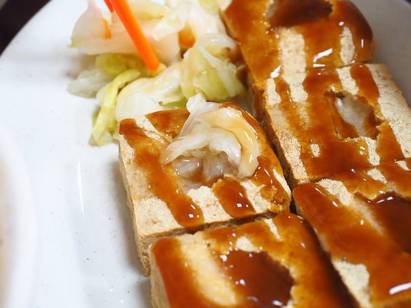 桃園中壢美食-四味飄香-這家的臭豆腐超好吃，炸蚵仔酥激推  (邀約) @民宿女王芽月-美食.旅遊.全台趴趴走