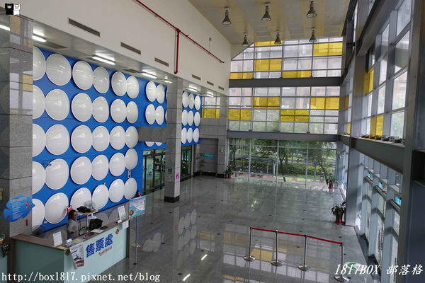 【屏東。長治】農業生物科技園區。觀賞水族展示廳。宛如置身水底世界。感受與上百種珍稀魚蝦美麗的身影共舞