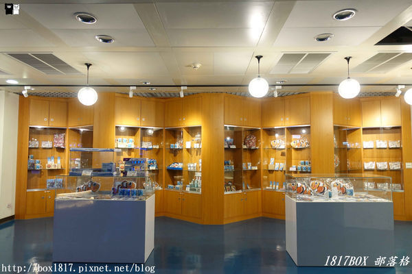 【屏東。長治】農業生物科技園區。觀賞水族展示廳。宛如置身水底世界。感受與上百種珍稀魚蝦美麗的身影共舞