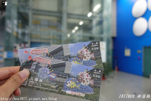 【屏東。長治】農業生物科技園區。觀賞水族展示廳。宛如置身水底世界。感受與上百種珍稀魚蝦美麗的身影共舞