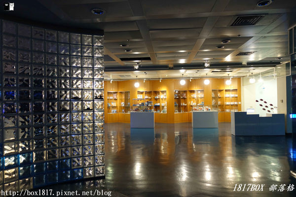 【屏東。長治】農業生物科技園區。觀賞水族展示廳。宛如置身水底世界。感受與上百種珍稀魚蝦美麗的身影共舞