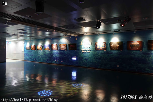 【屏東。長治】農業生物科技園區。觀賞水族展示廳。宛如置身水底世界。感受與上百種珍稀魚蝦美麗的身影共舞