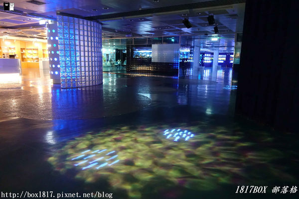 【屏東。長治】農業生物科技園區。觀賞水族展示廳。宛如置身水底世界。感受與上百種珍稀魚蝦美麗的身影共舞