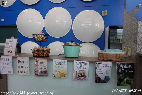 【屏東。長治】農業生物科技園區。觀賞水族展示廳。宛如置身水底世界。感受與上百種珍稀魚蝦美麗的身影共舞