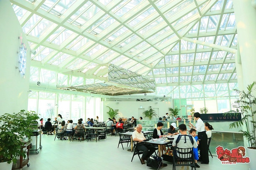 【台南美食】台南唯一空中花園用餐環境！台南美術館2館一覽台南夜景的好去處：美。食光 Lumière餐酒館 - 熱血玩台南。跳躍新世界