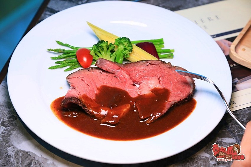 【台南美食】台南唯一空中花園用餐環境！台南美術館2館一覽台南夜景的好去處：美。食光 Lumière餐酒館 - 熱血玩台南。跳躍新世界