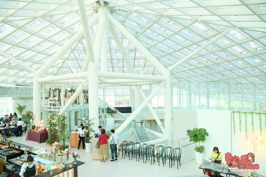 【台南美食】台南唯一空中花園用餐環境！台南美術館2館一覽台南夜景的好去處：美。食光 Lumière餐酒館 - 熱血玩台南。跳躍新世界