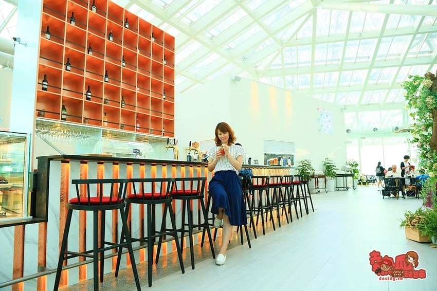 【台南美食】台南唯一空中花園用餐環境！台南美術館2館一覽台南夜景的好去處：美。食光 Lumière餐酒館 - 熱血玩台南。跳躍新世界