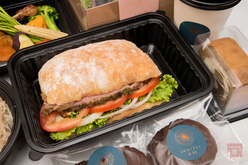 【臺南美食】主廚經典西菜變成經濟外帶餐盒｜老饕必吃爐烤安格斯牛肋眼蒜香蛋炒飯｜台南美術館景觀餐廳｜貼心免下車取餐服務~~美。食光 Lumière - 南人幫