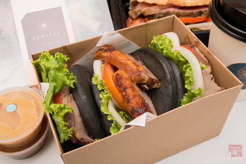 【臺南美食】主廚經典西菜變成經濟外帶餐盒｜老饕必吃爐烤安格斯牛肋眼蒜香蛋炒飯｜台南美術館景觀餐廳｜貼心免下車取餐服務~~美。食光 Lumière - 南人幫