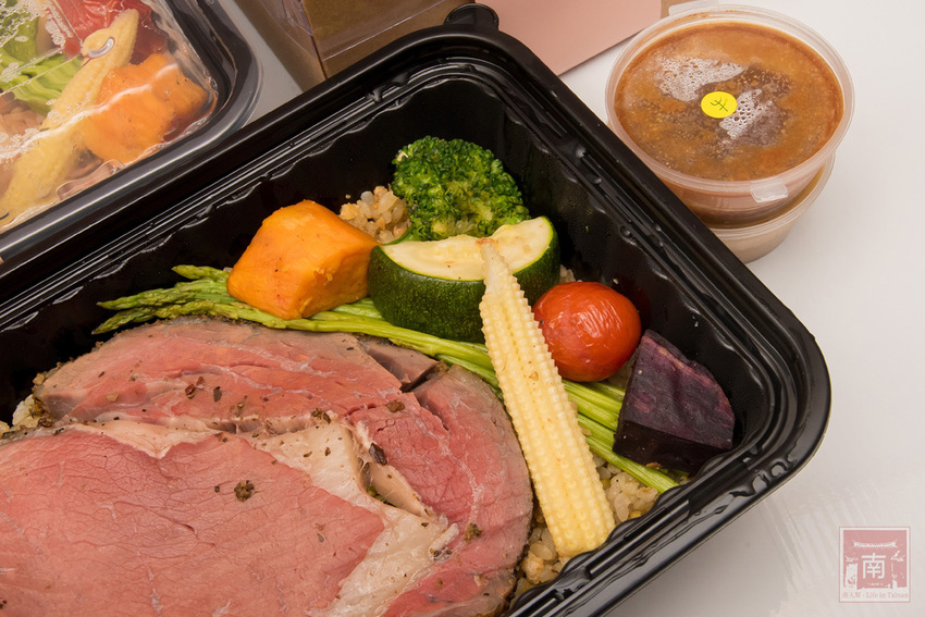 【臺南美食】主廚經典西菜變成經濟外帶餐盒｜老饕必吃爐烤安格斯牛肋眼蒜香蛋炒飯｜台南美術館景觀餐廳｜貼心免下車取餐服務~~美。食光 Lumière - 南人幫