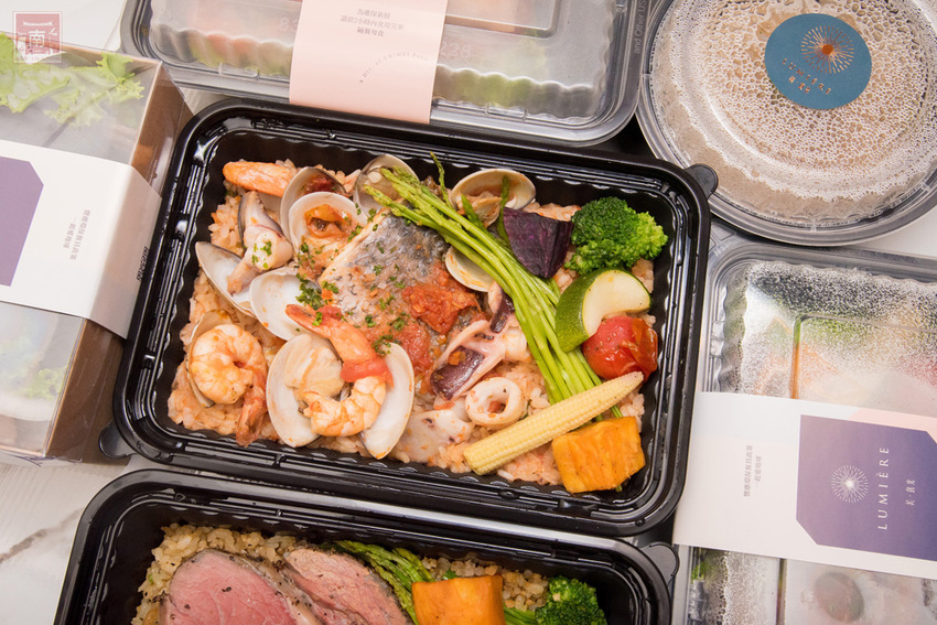 【臺南美食】主廚經典西菜變成經濟外帶餐盒｜老饕必吃爐烤安格斯牛肋眼蒜香蛋炒飯｜台南美術館景觀餐廳｜貼心免下車取餐服務~~美。食光 Lumière - 南人幫