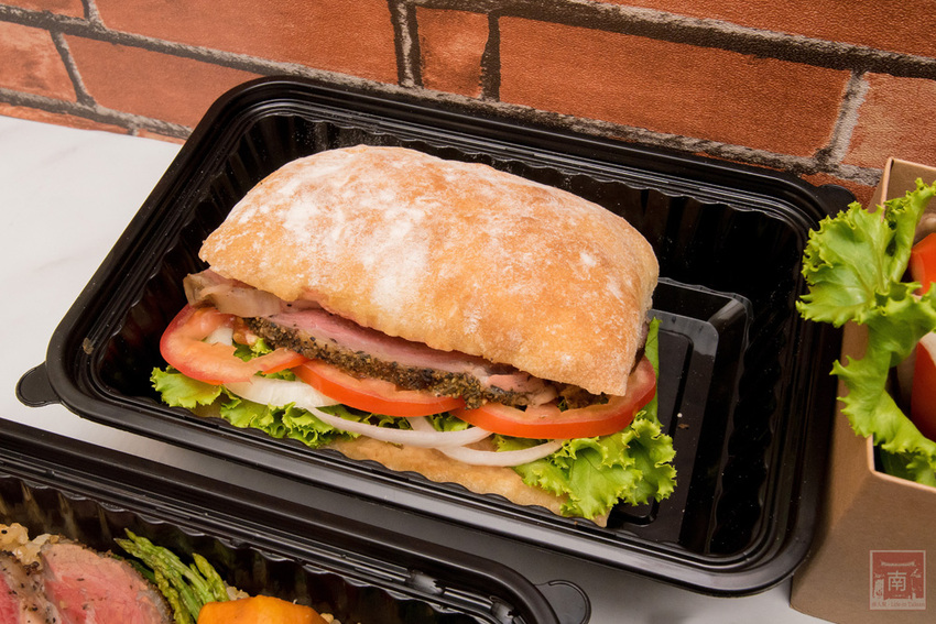 【臺南美食】主廚經典西菜變成經濟外帶餐盒｜老饕必吃爐烤安格斯牛肋眼蒜香蛋炒飯｜台南美術館景觀餐廳｜貼心免下車取餐服務~~美。食光 Lumière - 南人幫