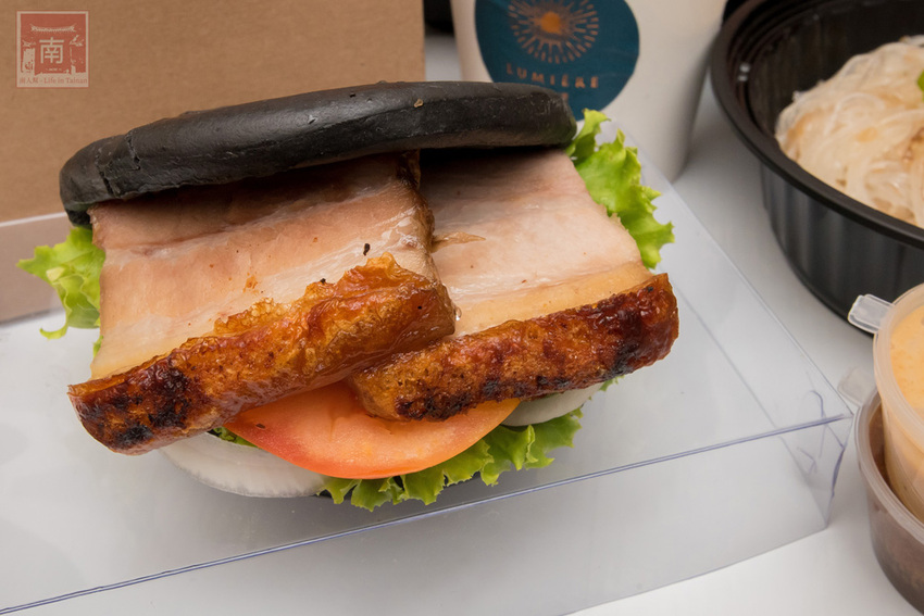 【臺南美食】主廚經典西菜變成經濟外帶餐盒｜老饕必吃爐烤安格斯牛肋眼蒜香蛋炒飯｜台南美術館景觀餐廳｜貼心免下車取餐服務~~美。食光 Lumière - 南人幫