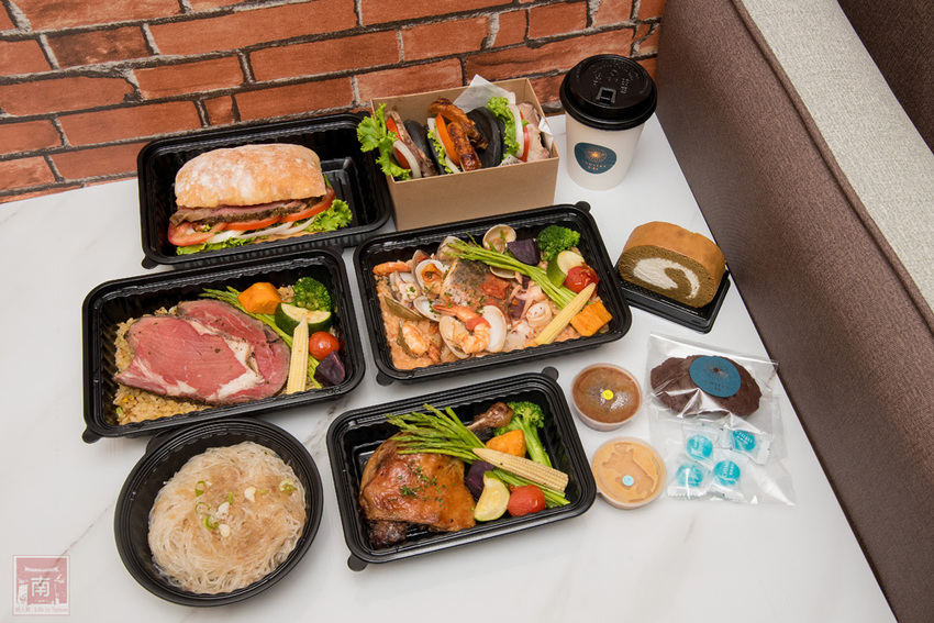 【臺南美食】主廚經典西菜變成經濟外帶餐盒｜老饕必吃爐烤安格斯牛肋眼蒜香蛋炒飯｜台南美術館景觀餐廳｜貼心免下車取餐服務~~美。食光 Lumière - 南人幫