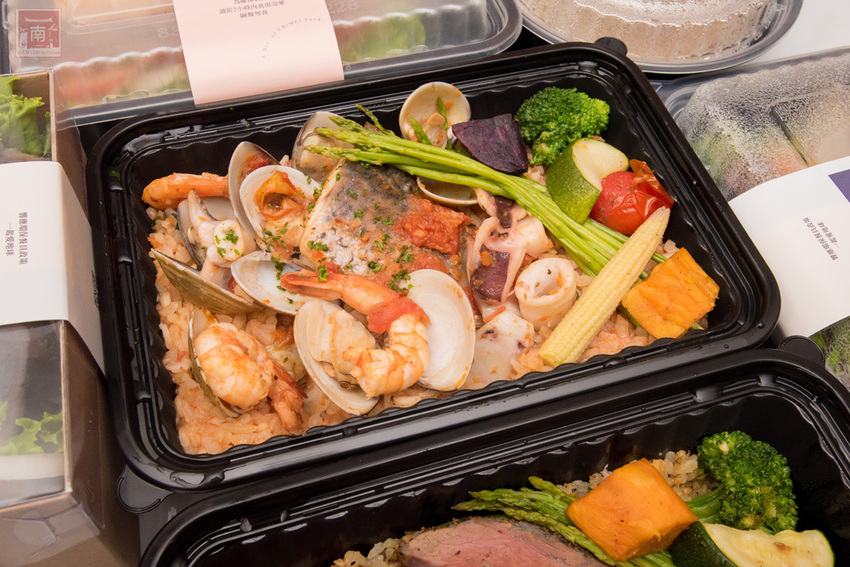 【臺南美食】主廚經典西菜變成經濟外帶餐盒｜老饕必吃爐烤安格斯牛肋眼蒜香蛋炒飯｜台南美術館景觀餐廳｜貼心免下車取餐服務~~美。食光 Lumière - 南人幫