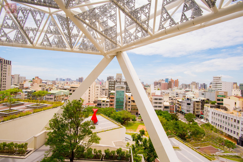 【臺南美食】主廚經典西菜變成經濟外帶餐盒｜老饕必吃爐烤安格斯牛肋眼蒜香蛋炒飯｜台南美術館景觀餐廳｜貼心免下車取餐服務~~美。食光 Lumière - 南人幫