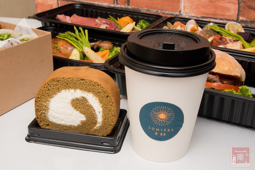 【臺南美食】主廚經典西菜變成經濟外帶餐盒｜老饕必吃爐烤安格斯牛肋眼蒜香蛋炒飯｜台南美術館景觀餐廳｜貼心免下車取餐服務~~美。食光 Lumière - 南人幫