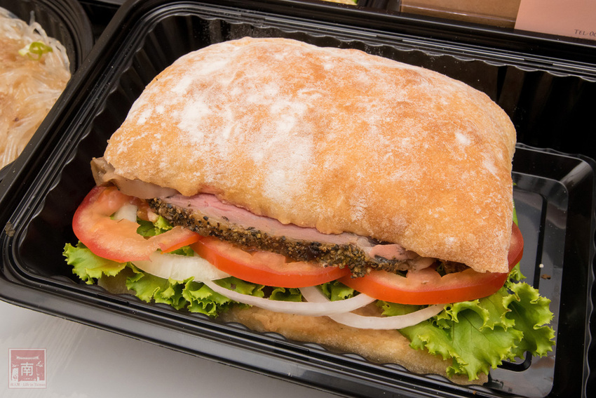 【臺南美食】主廚經典西菜變成經濟外帶餐盒｜老饕必吃爐烤安格斯牛肋眼蒜香蛋炒飯｜台南美術館景觀餐廳｜貼心免下車取餐服務~~美。食光 Lumière - 南人幫