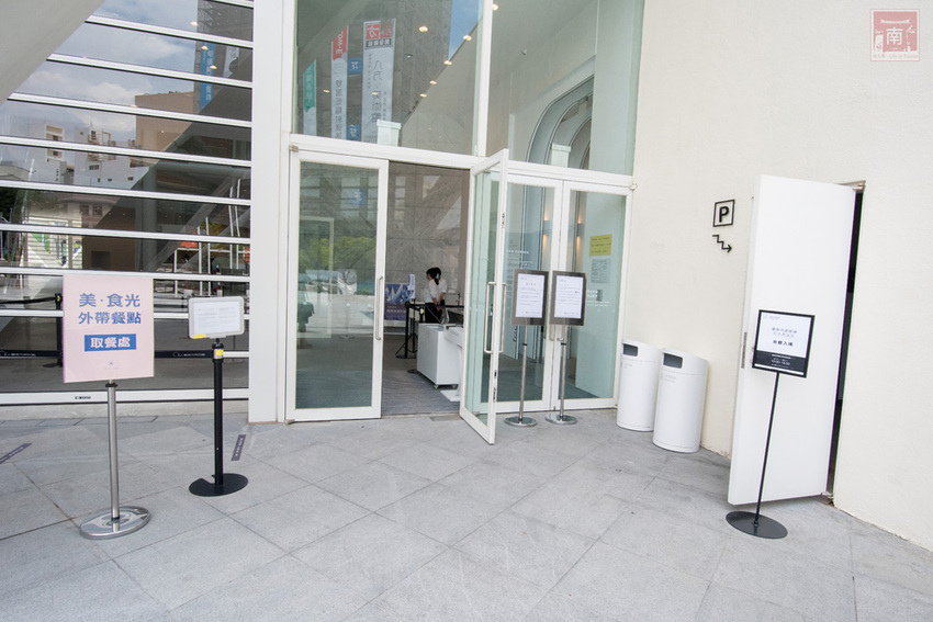 【臺南美食】主廚經典西菜變成經濟外帶餐盒｜老饕必吃爐烤安格斯牛肋眼蒜香蛋炒飯｜台南美術館景觀餐廳｜貼心免下車取餐服務~~美。食光 Lumière - 南人幫